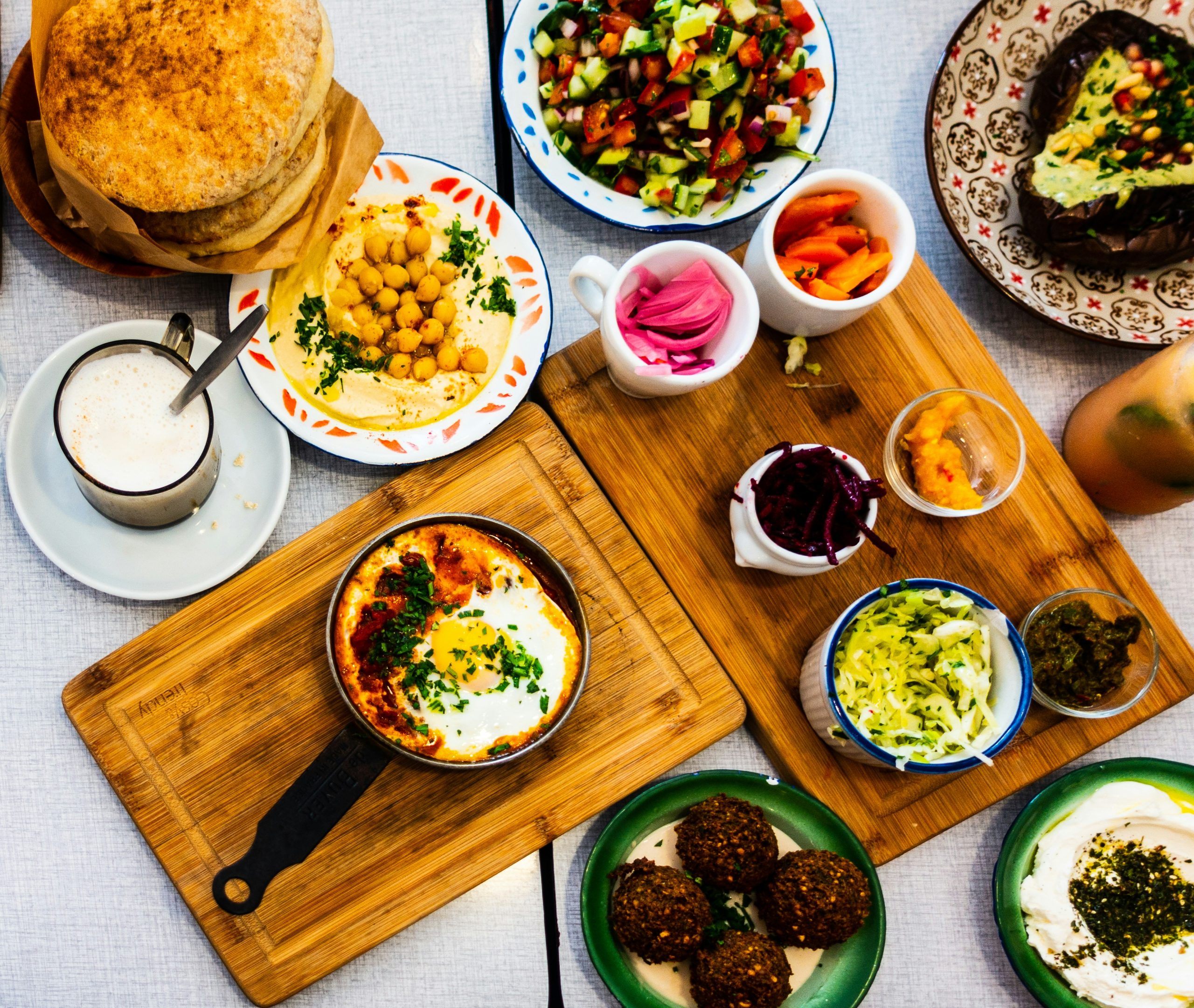 Hummus with Pita Bread and Fresh Vegetables