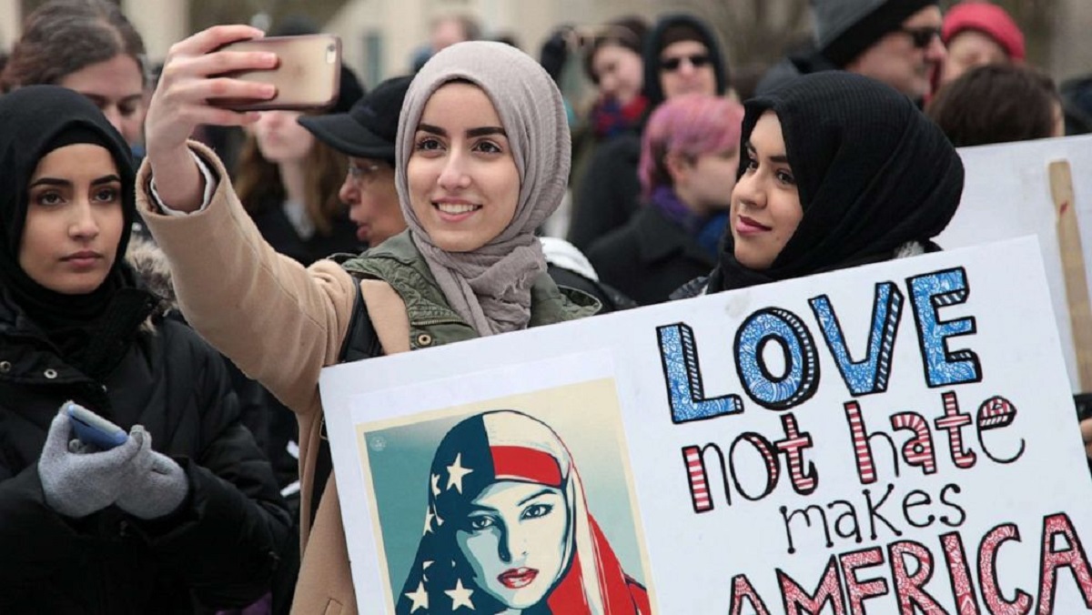 Not all American holidays are equally embraced. Thanksgiving, for example, is widely accepted among Arab and Muslim Americans. Its themes of gratitude, family, and food are universal and deeply resonate with Islamic and Arab values.