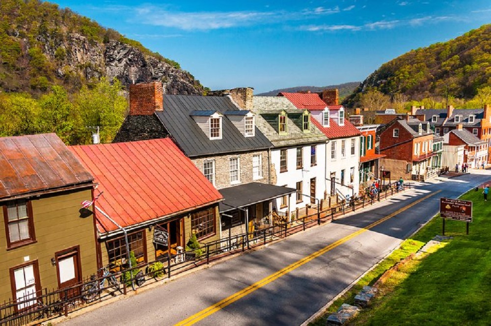 Families in West Virginia enjoy low housing prices and minimal commuting expenses. Though job opportunities may be more limited,