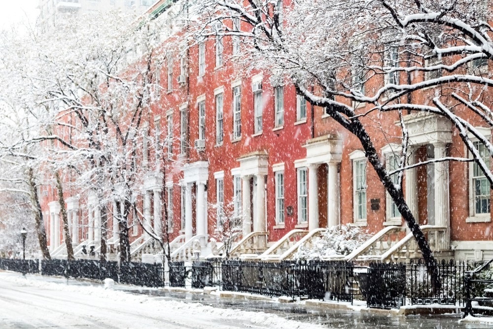 New York offers four distinct seasons, including harsh winters with snow, freezing temperatures, and early nightfall.