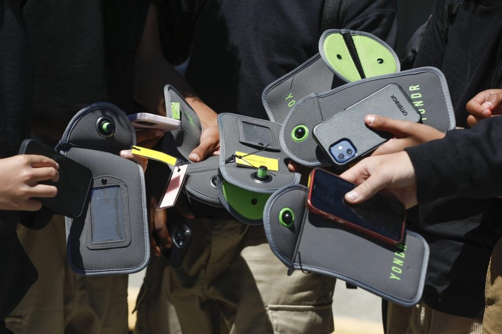 As the 2025 school year begins, 17 U.S. states and Washington D.C. enforce stricter mobile phone bans in schools.