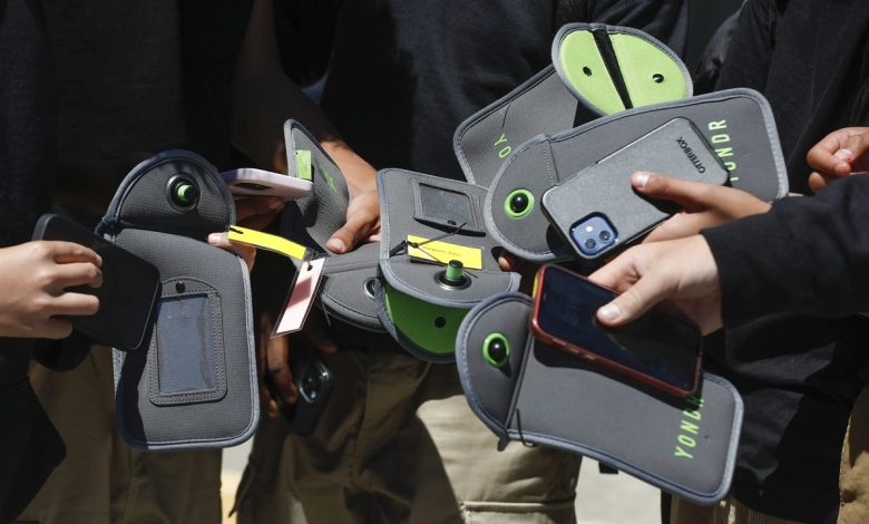 As the 2025 school year begins, 17 U.S. states and Washington D.C. enforce stricter mobile phone bans in schools.