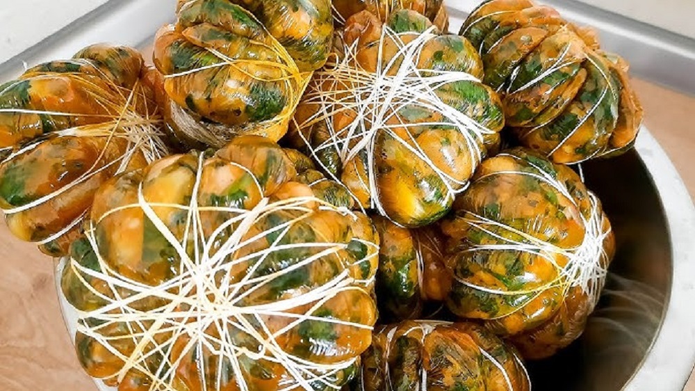 Traditionally, Assban is most commonly served during Eid al-Adha (عيد الأضحى), when lamb is ritually slaughtered and families strive to use every part of the animal. Preparing Assban is a group activity, often involving several family members in the kitchen.