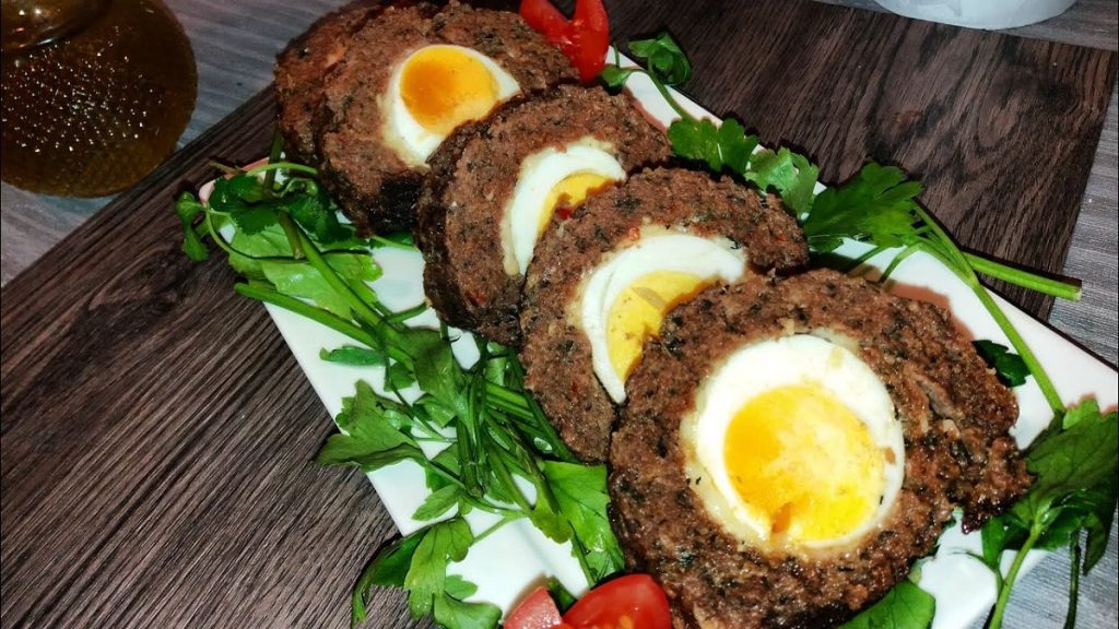 Tunisian cuisine blends Mediterranean, Arab, and Andalusian influences, creating unique dishes with both cultural and nutritional value. One of these dishes is Ain Sbenyoria (عين سبنيورية تونسية), often called the “Spanish Eye.”