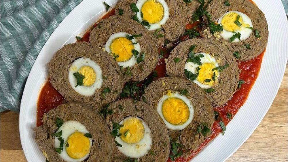 Tunisian cuisine blends Mediterranean, Arab, and Andalusian influences, creating unique dishes with both cultural and nutritional value. One of these dishes is Ain Sbenyoria (عين سبنيورية تونسية), often called the “Spanish Eye.”