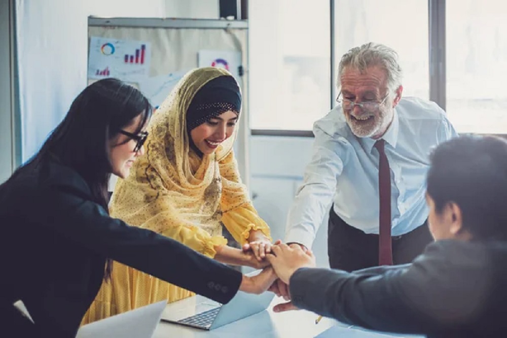 Despite their growth, Arab Muslim real estate professionals often face challenges such as Islamophobia, market discrimination, and the complexity of navigating U.S. banking systems while adhering to Sharia principles.