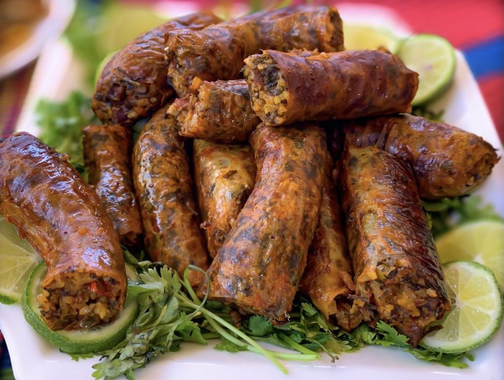 Assban is essentially a lamb intestine casing that is carefully cleaned, seasoned, and then stuffed with a rich mixture of offal (like liver, lungs, or heart), rice, chickpeas, and aromatic herbs and spices such as coriander, mint, parsley, turmeric, harissa, garlic, and onion.