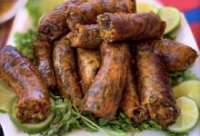 Assban is essentially a lamb intestine casing that is carefully cleaned, seasoned, and then stuffed with a rich mixture of offal (like liver, lungs, or heart), rice, chickpeas, and aromatic herbs and spices such as coriander, mint, parsley, turmeric, harissa, garlic, and onion.