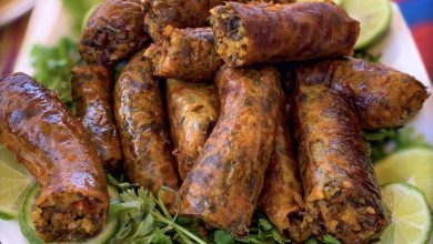 Assban is essentially a lamb intestine casing that is carefully cleaned, seasoned, and then stuffed with a rich mixture of offal (like liver, lungs, or heart), rice, chickpeas, and aromatic herbs and spices such as coriander, mint, parsley, turmeric, harissa, garlic, and onion.