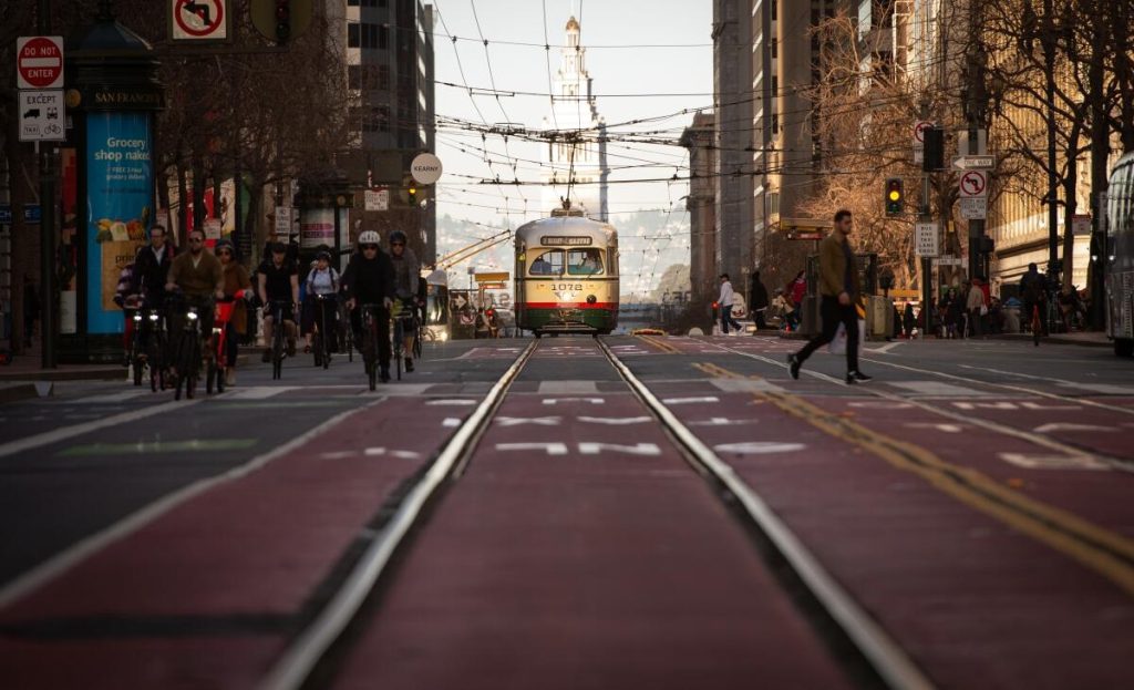 Highways in the U.S. are generally efficient but can be intimidating for newcomers. Traffic laws, toll systems, and long commutes require adaptation.