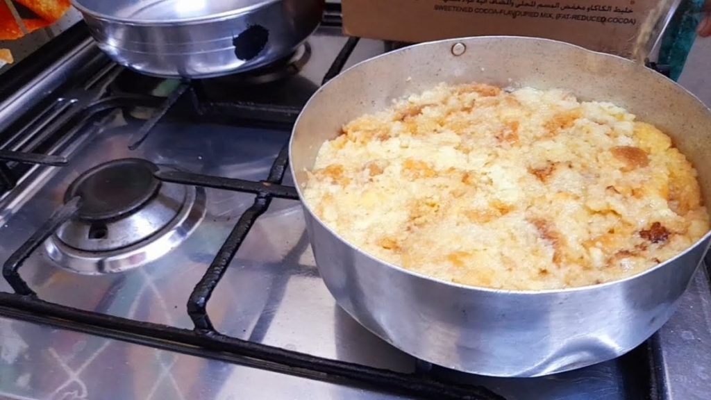 This dish consists of crumbled toasted baladi bread mixed with ghee, then sweetened with syrup or black molasses.