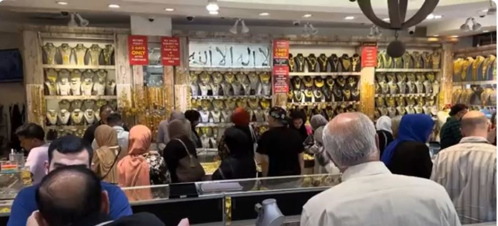 One of the inspiring figures behind this success is Aref Abu Hudba, a Palestinian entrepreneur from the village of Tirmas’ayya. His story reflects both humble beginnings and remarkable achievement.