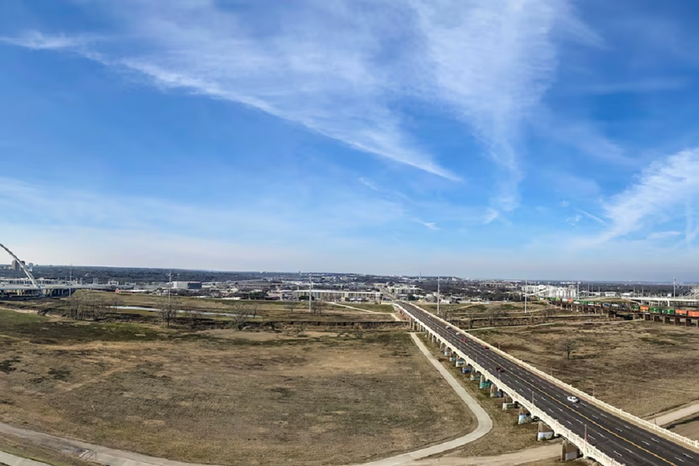 A CommercialCafe study shows that most vacant land in the U.S. is concentrated in major cities, particularly in Texas and California. Dallas, Fort Worth, and Phoenix top the list