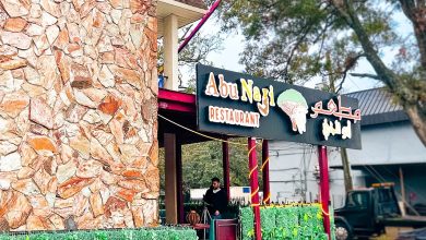 Abu Naji Restaurant offers more than just great food. Guests enjoy a warm and inviting atmosphere, enhanced by traditional Yemeni décor and an art gallery showcasing Middle Eastern culture.