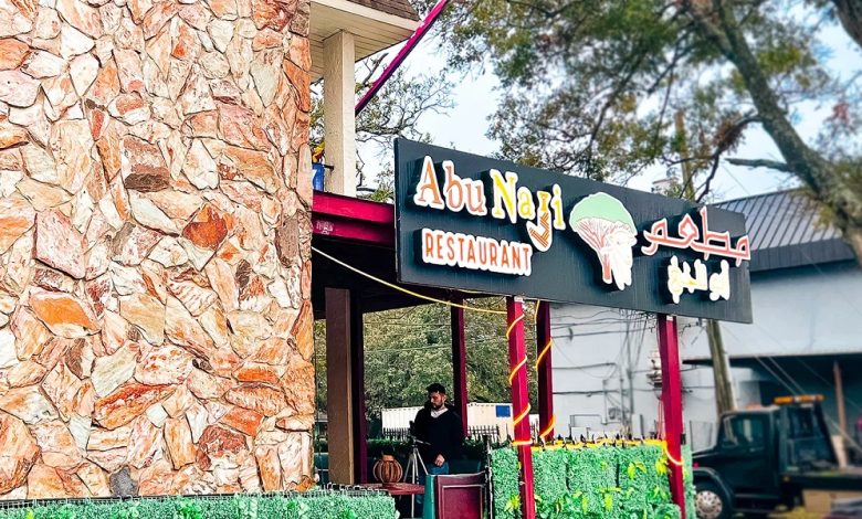 Abu Naji Restaurant offers more than just great food. Guests enjoy a warm and inviting atmosphere, enhanced by traditional Yemeni décor and an art gallery showcasing Middle Eastern culture.