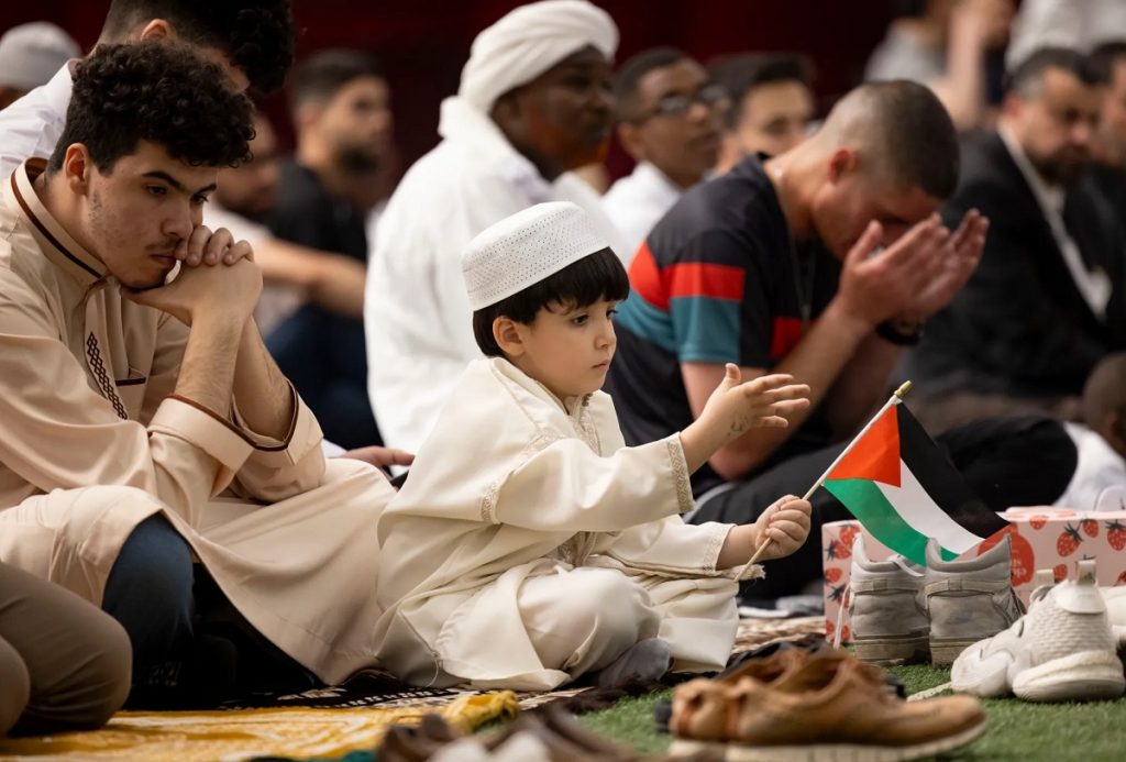 The Arab American population in the Chicago metropolitan area is estimated at around 150,000 people. 