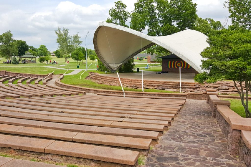 the best peaceful parks in Oklahoma for Arab and Muslim families. From Scissortail Park to Mitch Park, explore community-friendly green spaces perfect for Eid picnics, outdoor prayers, and family gatherings.