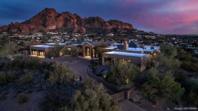 From Tempe’s student community to Gilbert’s family-friendly vibe and Glendale’s Arab markets, the Phoenix region offers many small towns where Muslims live comfortably, worship freely, and access halal food easily.