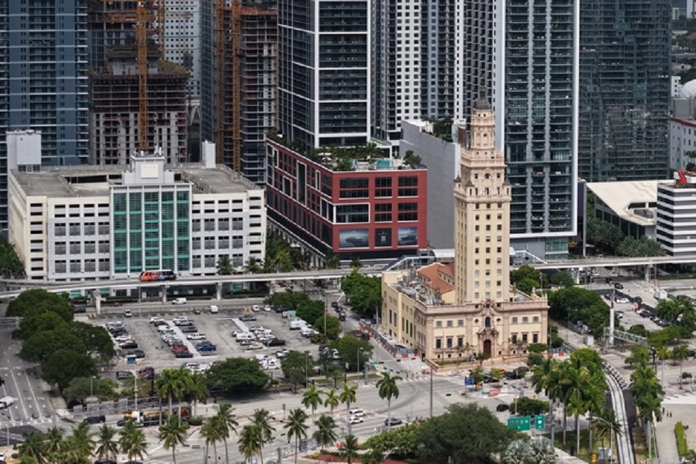 A Florida judge issued a temporary freeze on transferring land in downtown Miami intended for Donald Trump’s presidential library.