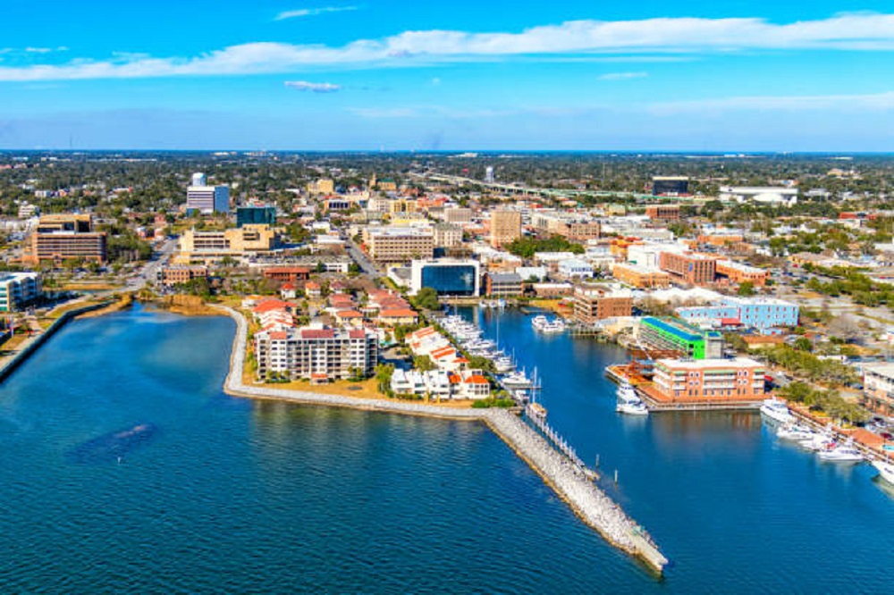 Florida — the Sunshine State — is not just home to beaches and retirees. It’s also becoming a welcoming space for Muslim families seeking a peaceful lifestyle, affordable living, and strong community ties.