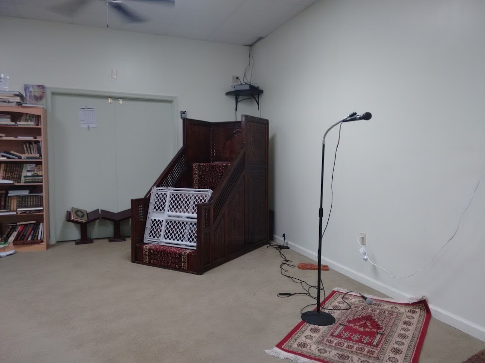 This mosque is not just a prayer space—it’s a true community center. It offers daily prayers, Friday khutbahs, Quran classes, and youth programs.