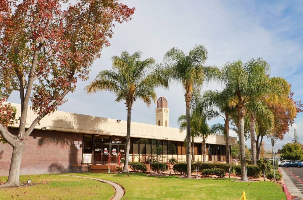 Located in Silicon Valley, Santa Clara attracts Muslim professionals in the tech industry. The Muslim Community Association (MCA), one of the largest mosques on the West Coast, serves thousands of families.