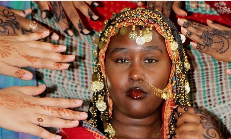 A compelling deep-dive into how Sudanese-American student Amina Ibrahim uses henna art to preserve cultural identity, raise awareness about Sudan’s humanitarian war,
