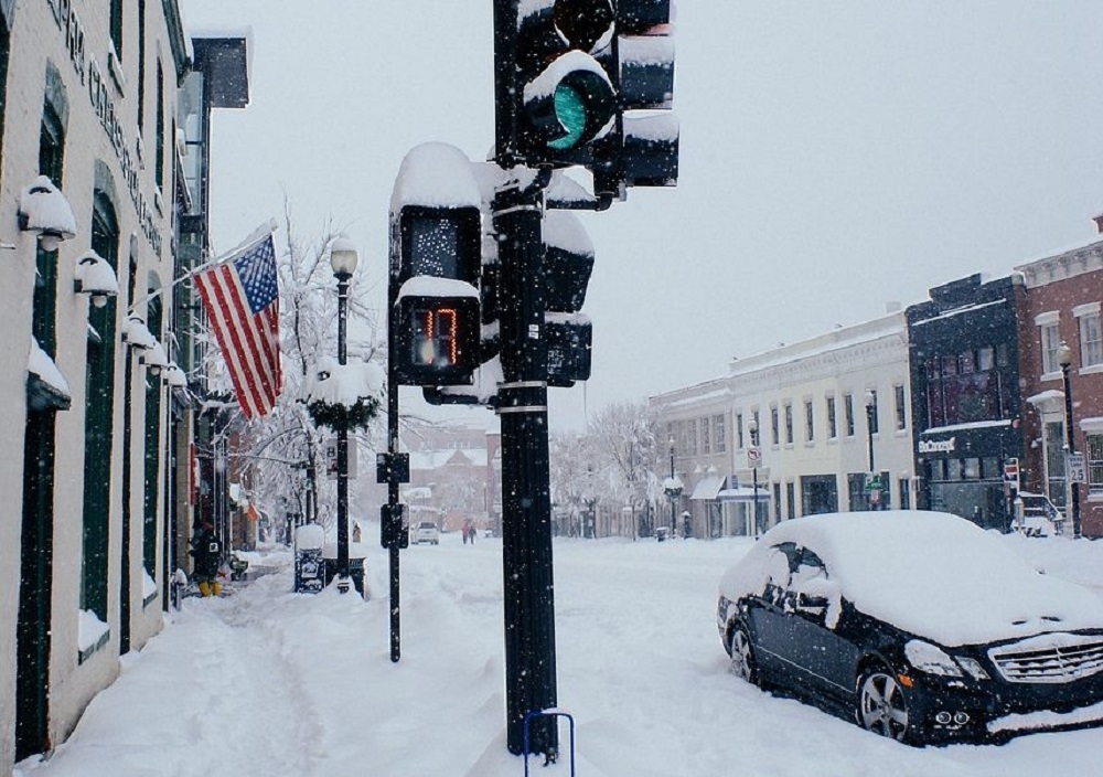 The National Weather Service has issued widespread warnings about a powerful winter storm expected to hit several states from Monday through Wednesday, bringing snowfall of up to 14 inches in some areas and creating “dangerous” conditions that threaten daily travel safety.