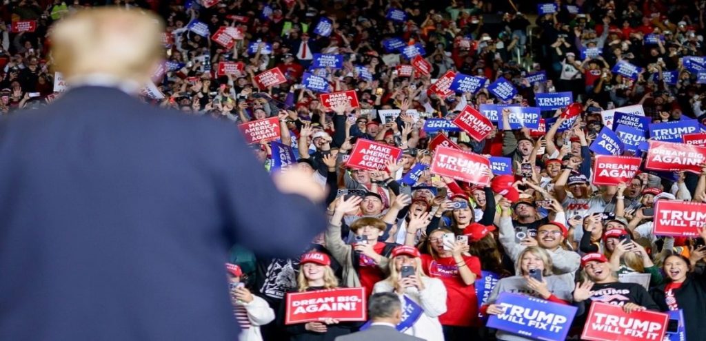 A new poll conducted by The Economist in collaboration with YouGov has revealed that President Donald Trump has recorded an increase in support among women—a notable indicator as the country prepares for a series of political and electoral showdowns ahead of the 2026 midterm elections.