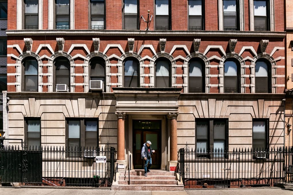 Legal scholars and immigrant-rights advocates strongly criticized these developments. A law professor who helped draft the city’s sanctuary laws expressed concern that frontline staff appeared “unprepared” during these incidents and called for additional security measures to prevent unauthorized entry.