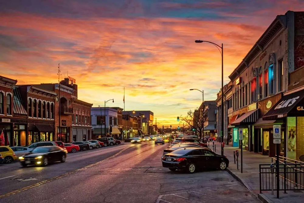 Columbia is one of the most attractive towns in Missouri for Muslim families. Home to the University of Missouri, the city offers a diverse population, cultural openness, and strong public services.
