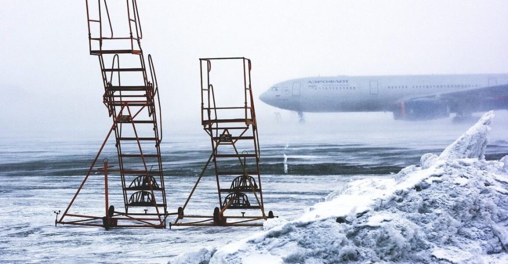 A major winter storm is sweeping across the United States, bringing heavy snow, freezing rain, and travel disruptions to the Midwest and East Coast, while California faces flood risks amid severe holiday weather.