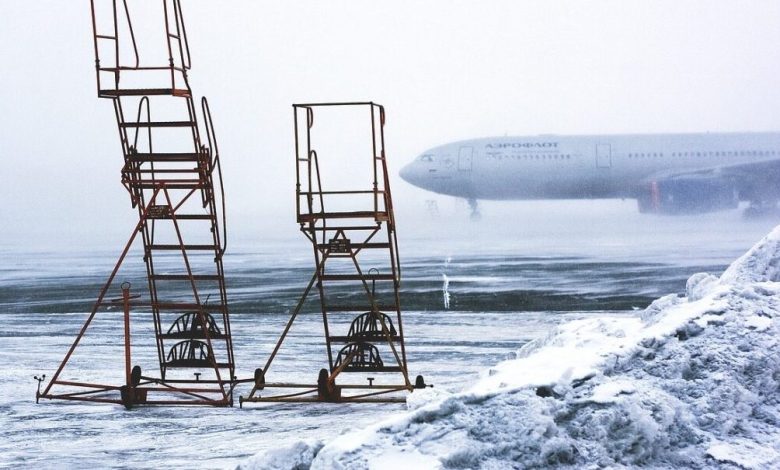 A major winter storm is sweeping across the United States, bringing heavy snow, freezing rain, and travel disruptions to the Midwest and East Coast, while California faces flood risks amid severe holiday weather.